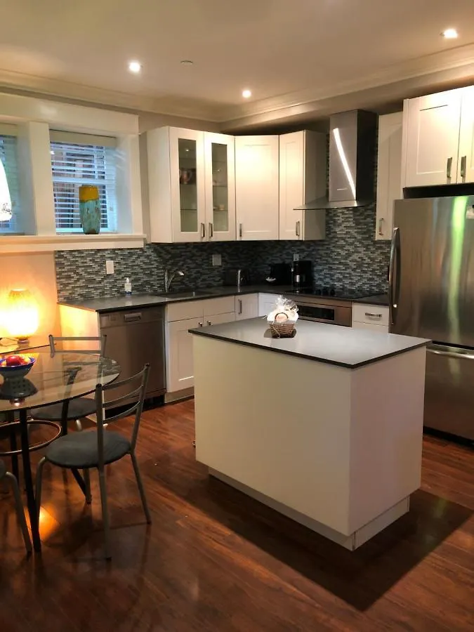Modern Apartment In Beautiful Kitsilano Vancouver