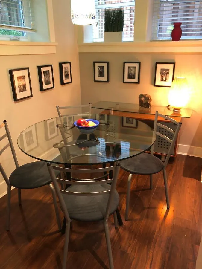 Modern Apartment In Beautiful Kitsilano Vancouver