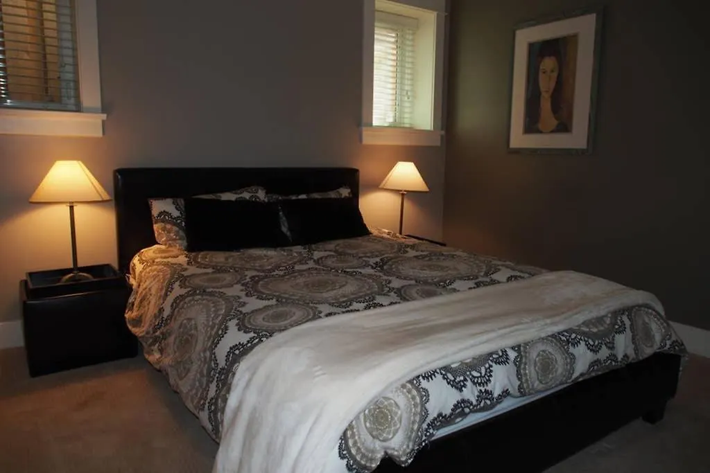 Modern Apartment In Beautiful Kitsilano Vancouver