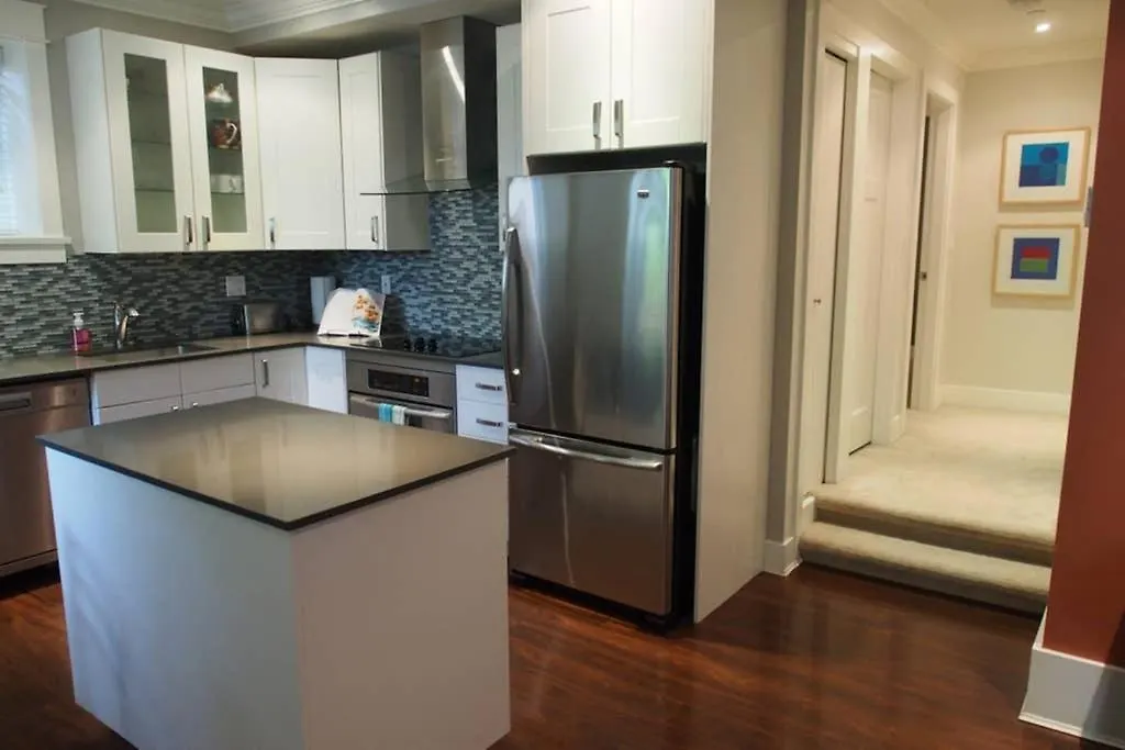 Modern Apartment In Beautiful Kitsilano Vancouver